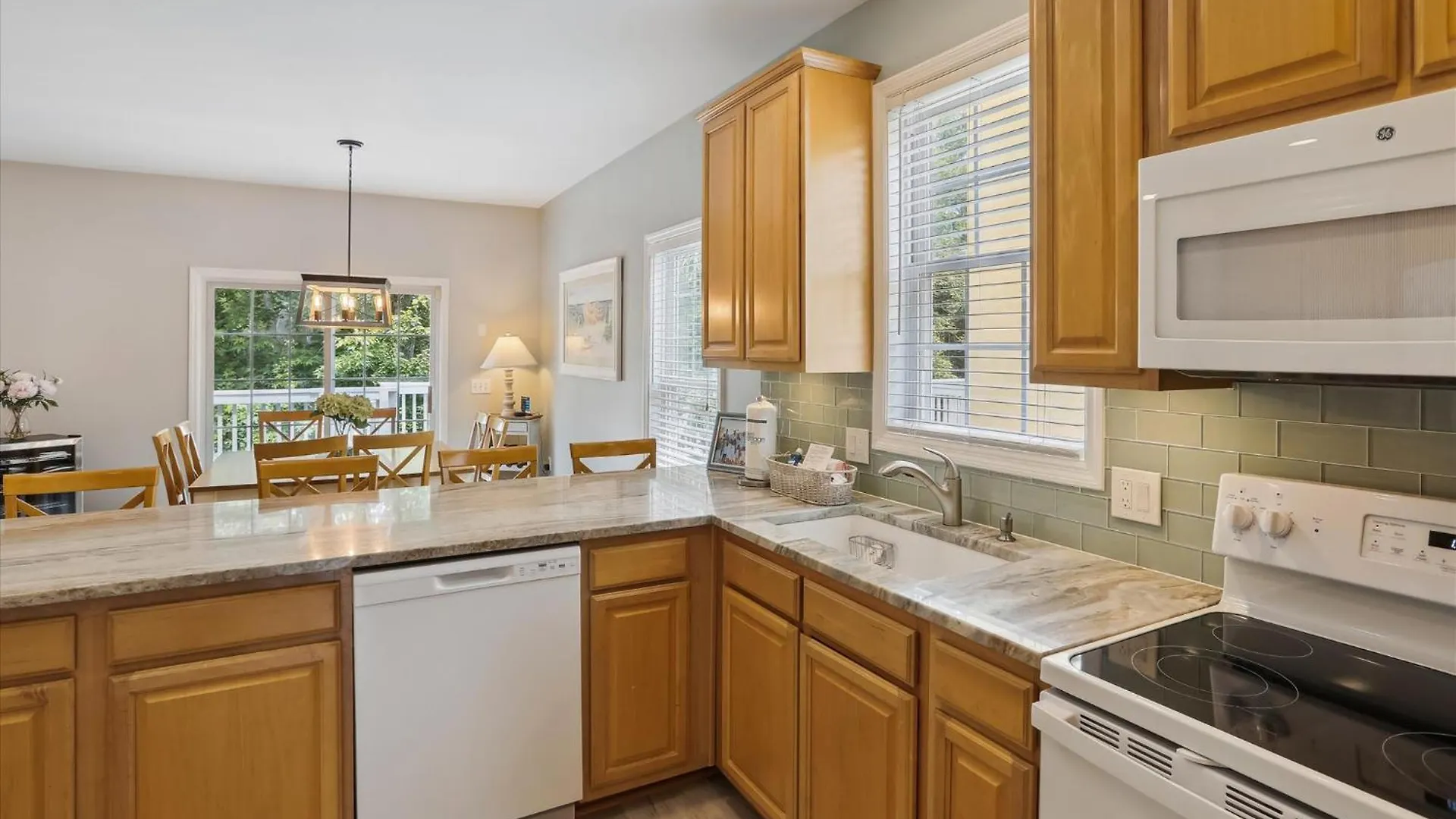 41 Bradley- Private Pool, Newly Updated, Quick Walk To Beach! Free Activities Included Holiday home