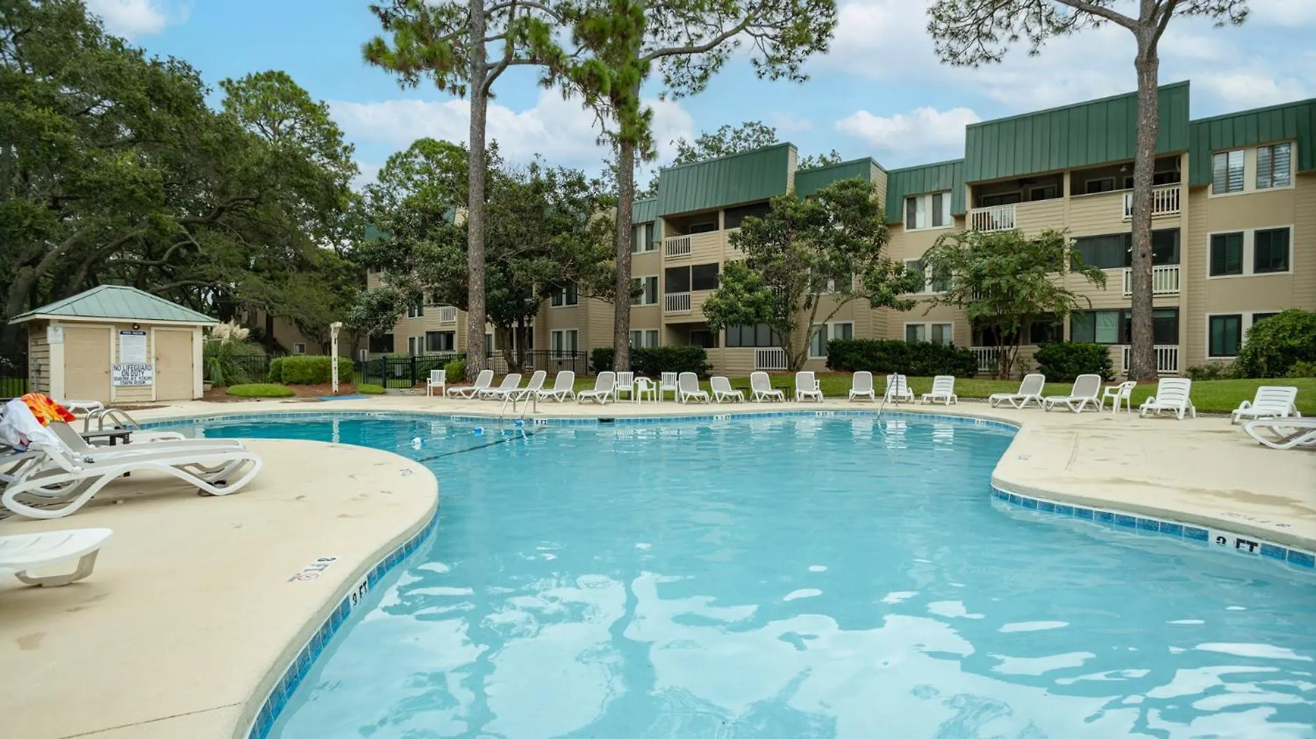 Do Not Wait! Prime Hhi Weather! Book Now, Free Cx Apartment
