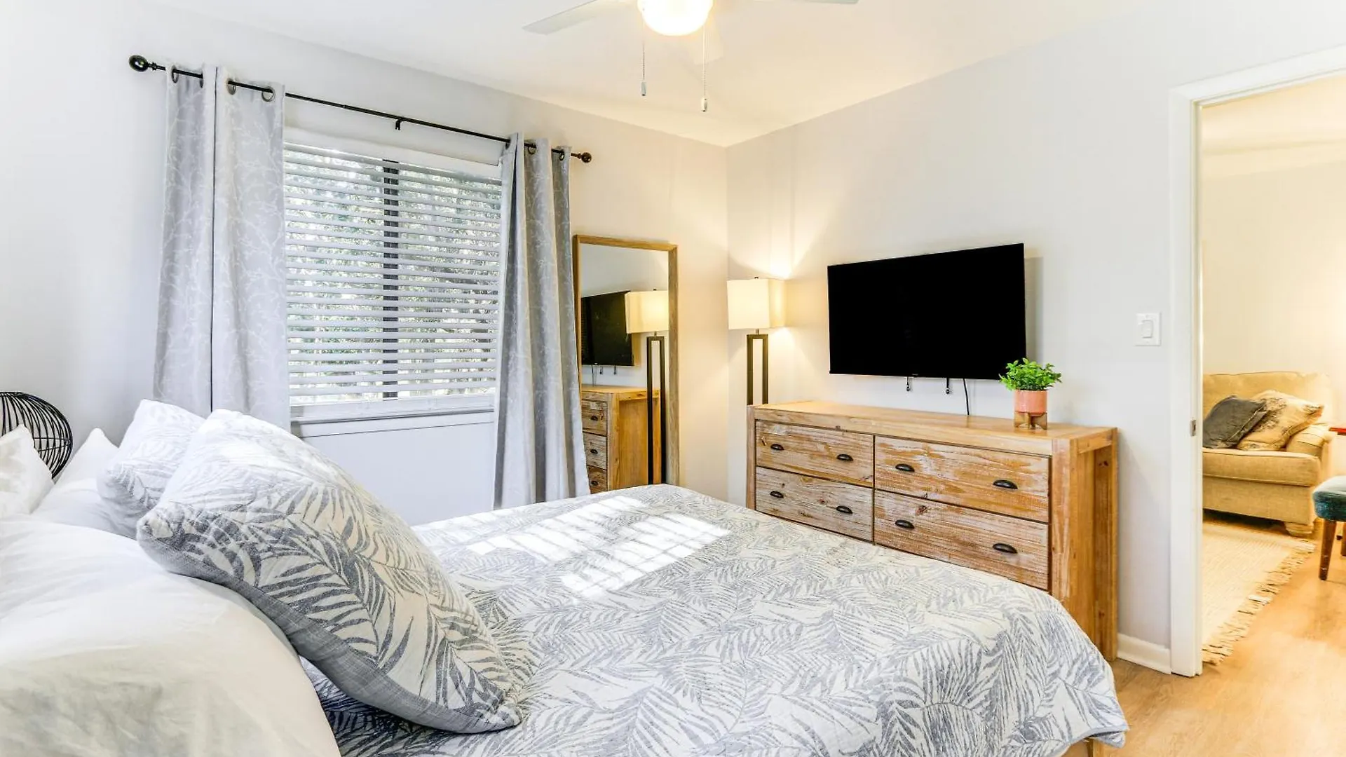 Apartment Oasis, 2 Blocks To