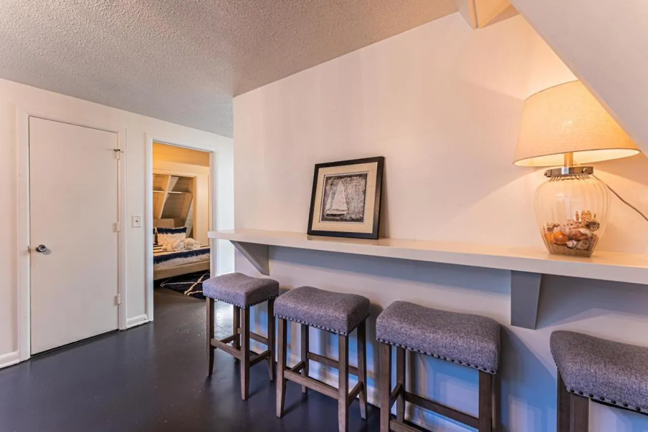 Holiday home Steps To The Beach! 3rd Row Ocean Surfers Pet Friendly 3 Bedroom 2 Bathroom Hilton Head Island