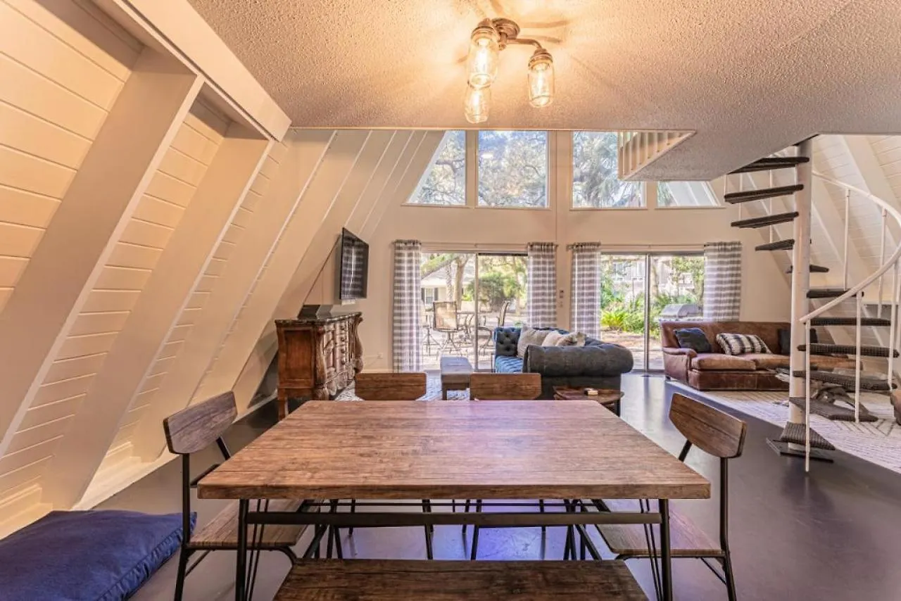 Holiday home Steps To The Beach! 3rd Row Ocean Surfers Pet Friendly 3 Bedroom 2 Bathroom