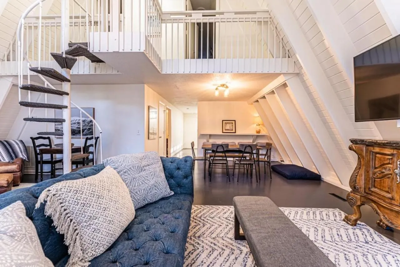 Steps To The Beach! 3rd Row Ocean Surfers Pet Friendly 3 Bedroom 2 Bathroom Holiday home