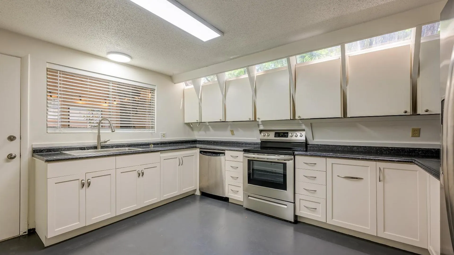 Holiday home Steps To The Beach! 3rd Row Ocean Surfers Pet Friendly 3 Bedroom 2 Bathroom