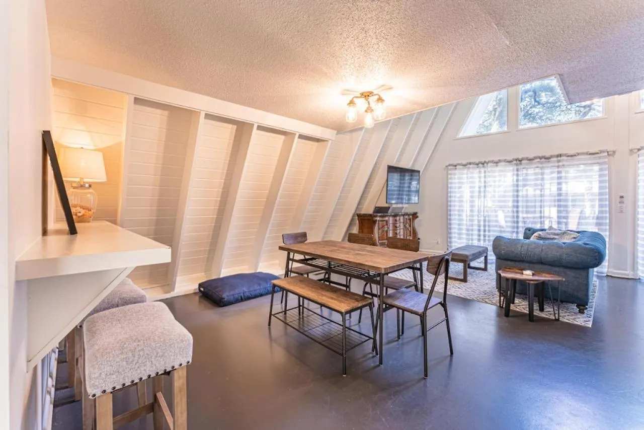 Holiday home Steps To The Beach! 3rd Row Ocean Surfers Pet Friendly 3 Bedroom 2 Bathroom *