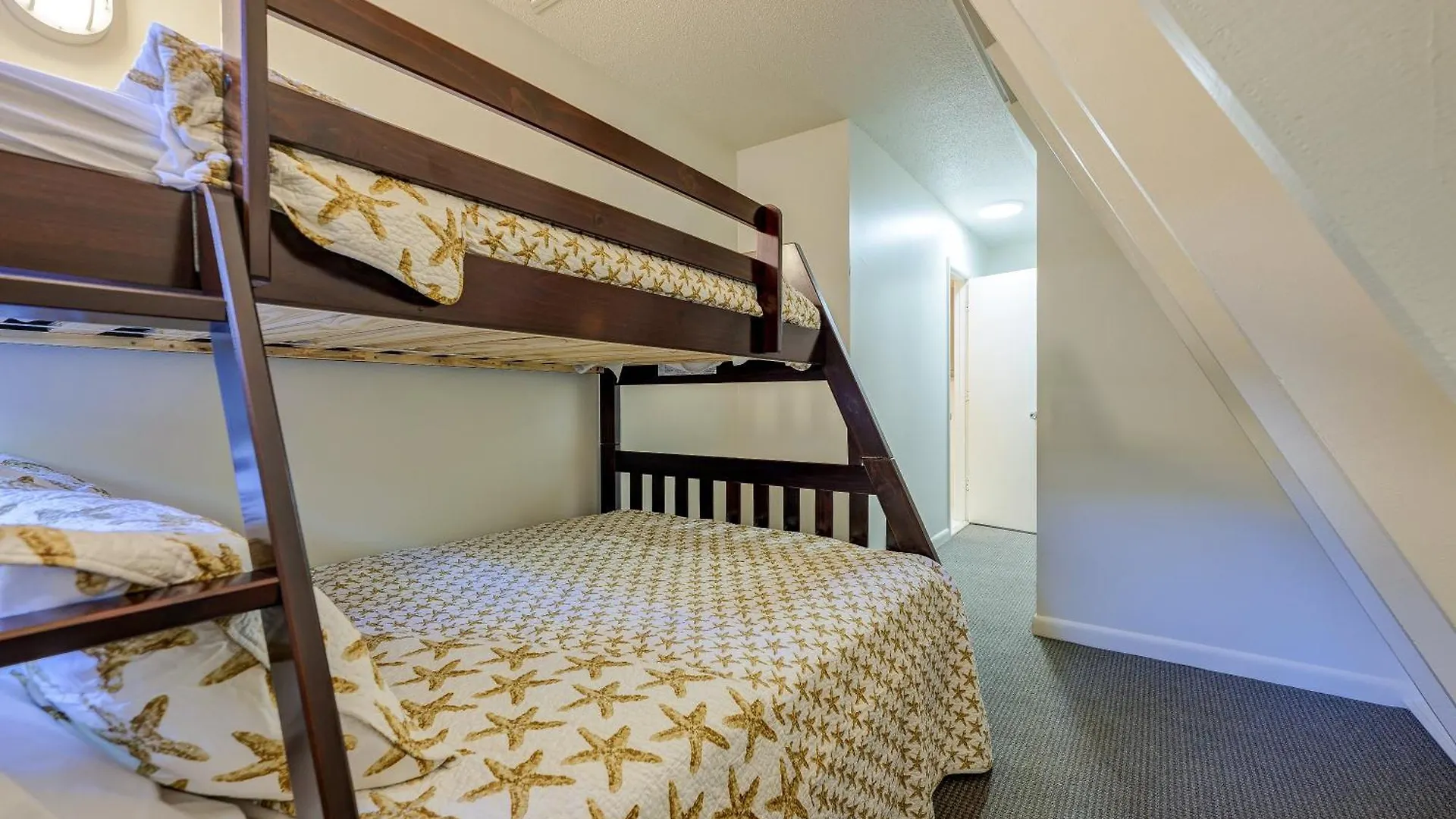 Steps To The Beach! 3rd Row Ocean Surfers Pet Friendly 3 Bedroom 2 Bathroom Holiday home