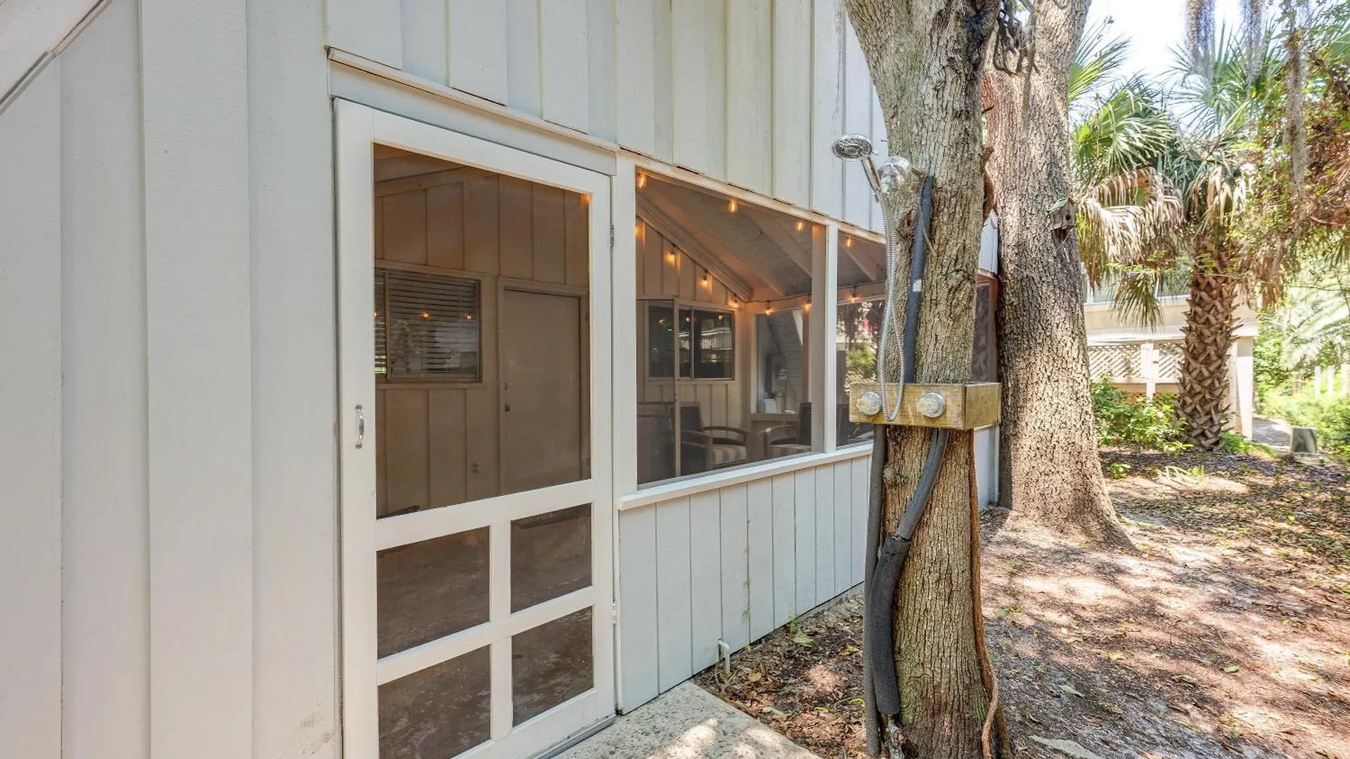 Holiday home Steps To The Beach! 3rd Row Ocean Surfers Pet Friendly 3 Bedroom 2 Bathroom *