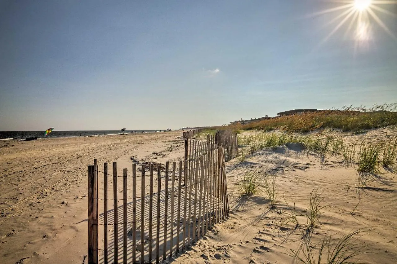 Apartamento Coastal With Amenities - Steps To Beach!