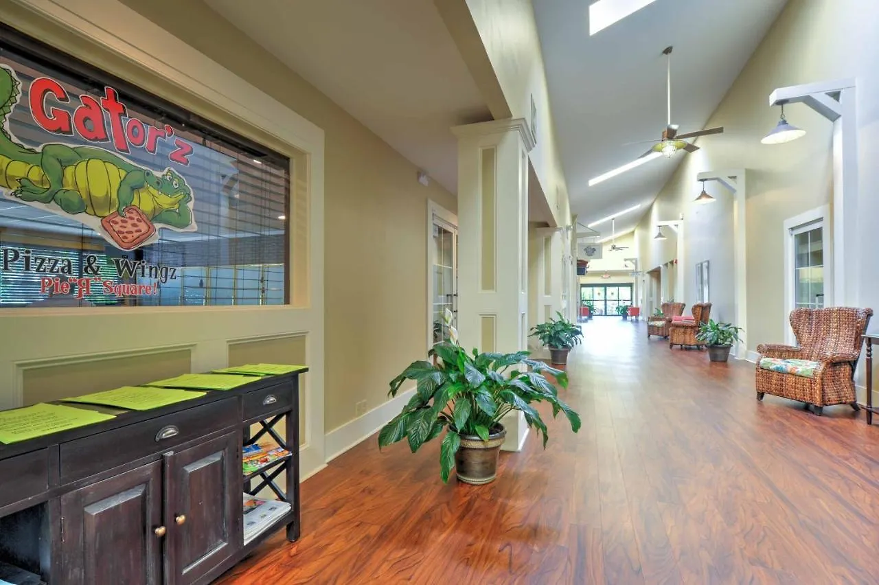 Coastal With Amenities - Steps To Beach! Apartamento