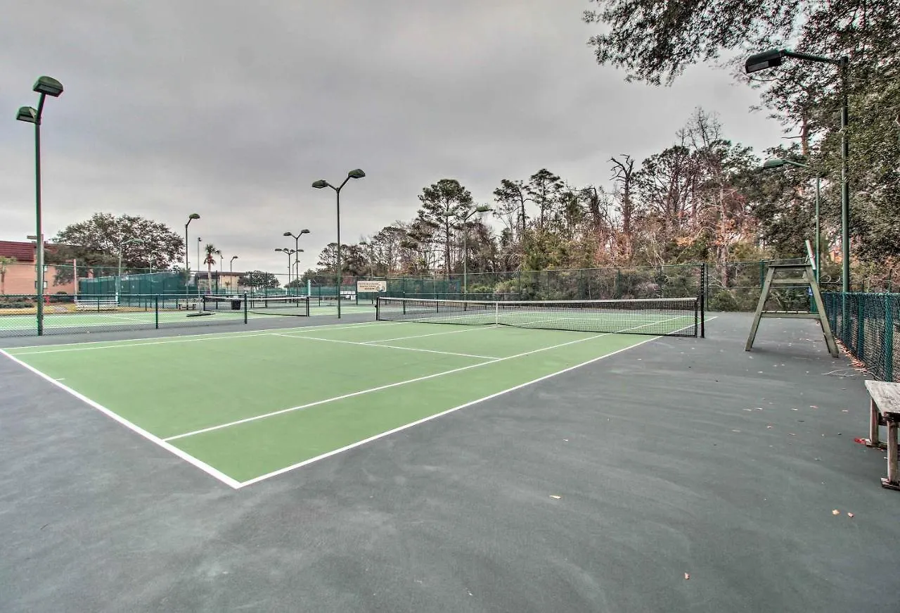 Hilton Head With Balcony And Pool, Walk To Apartment
