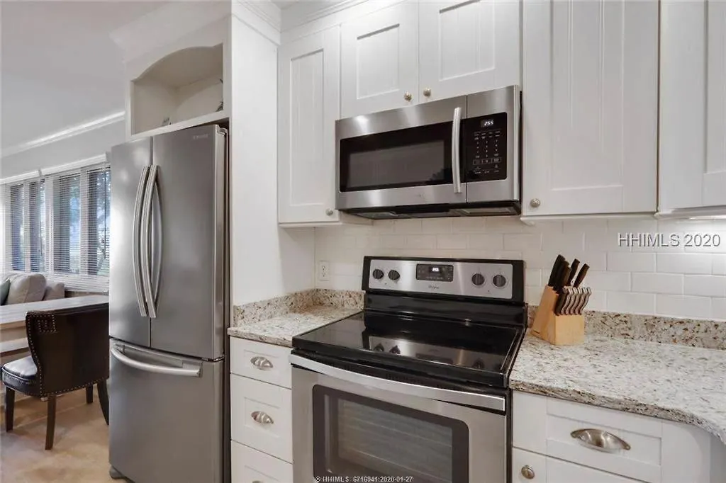 Oceanfront Retreat: Beachside Luxury At Coligny *