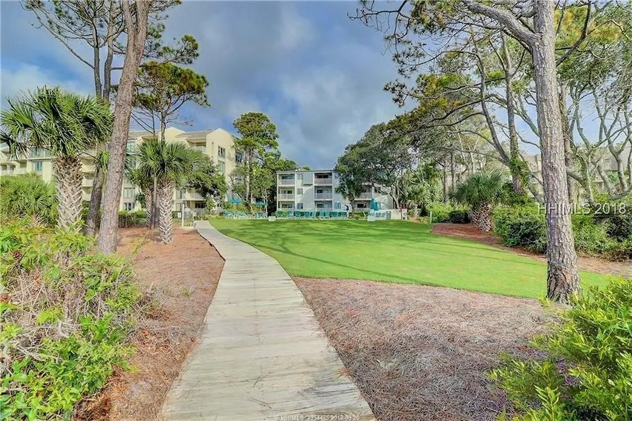 Oceanfront Retreat: Beachside Luxury At Coligny Villa *