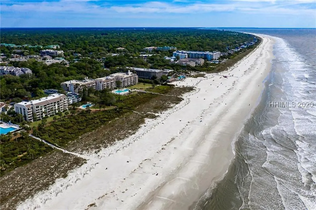 Oceanfront Retreat: Beachside Luxury At Coligny