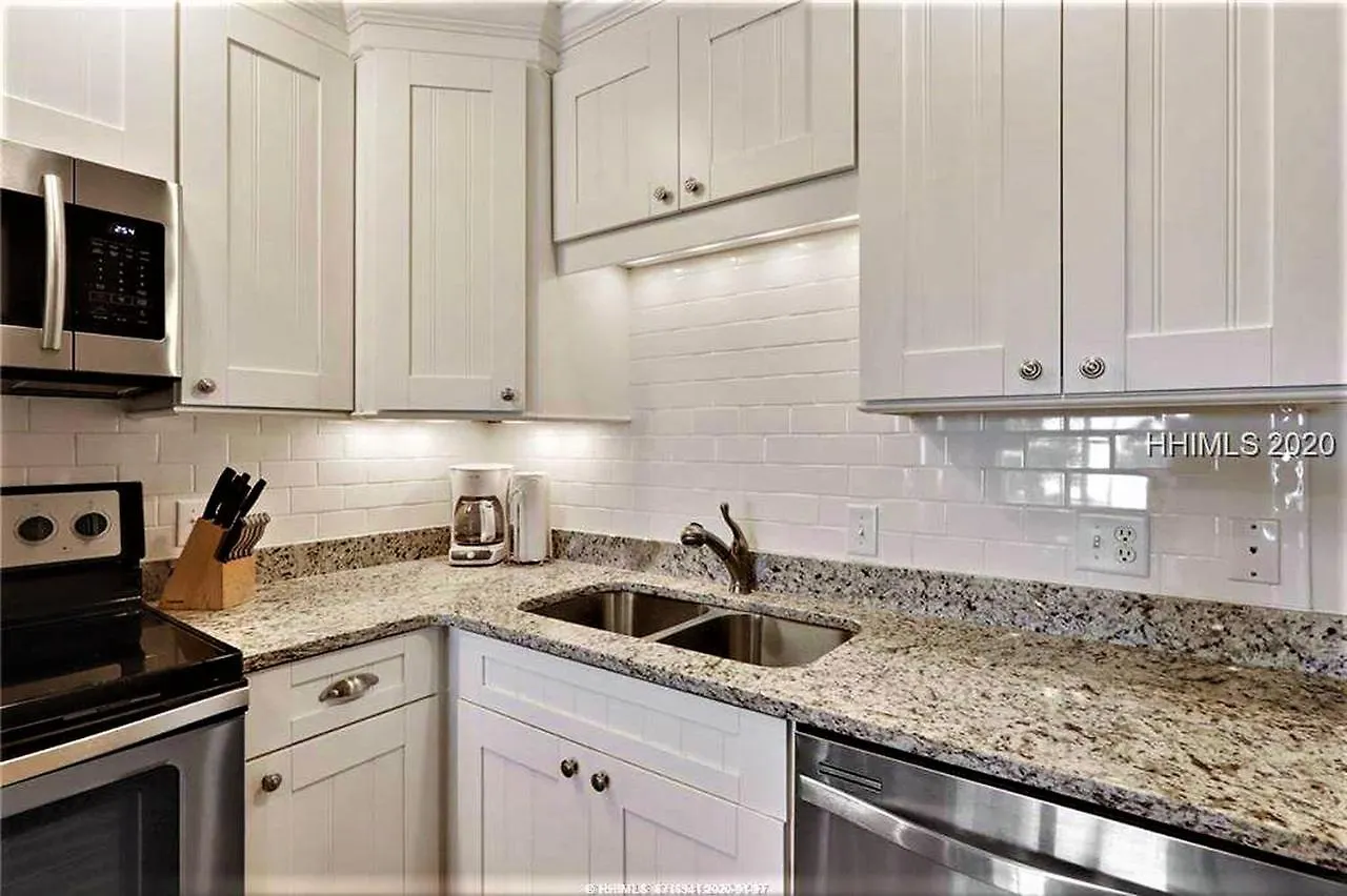 Oceanfront Retreat: Beachside Luxury At Coligny