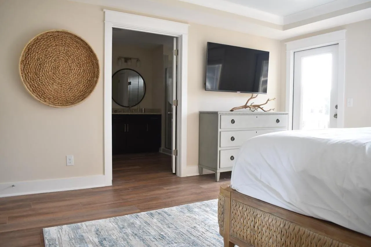 New! Heated Pool, House, Elevator, Walk To The Beach! Holiday home