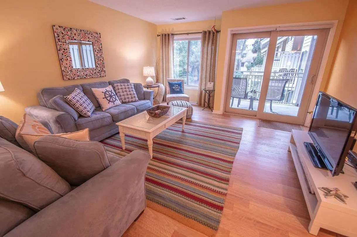 Hilton Head With Balcony Walk To Beach! Villa