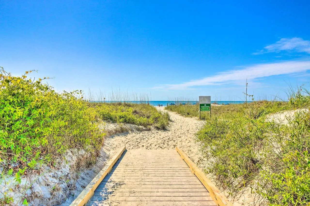 Coastal With Pool And Direct Access! Apartment