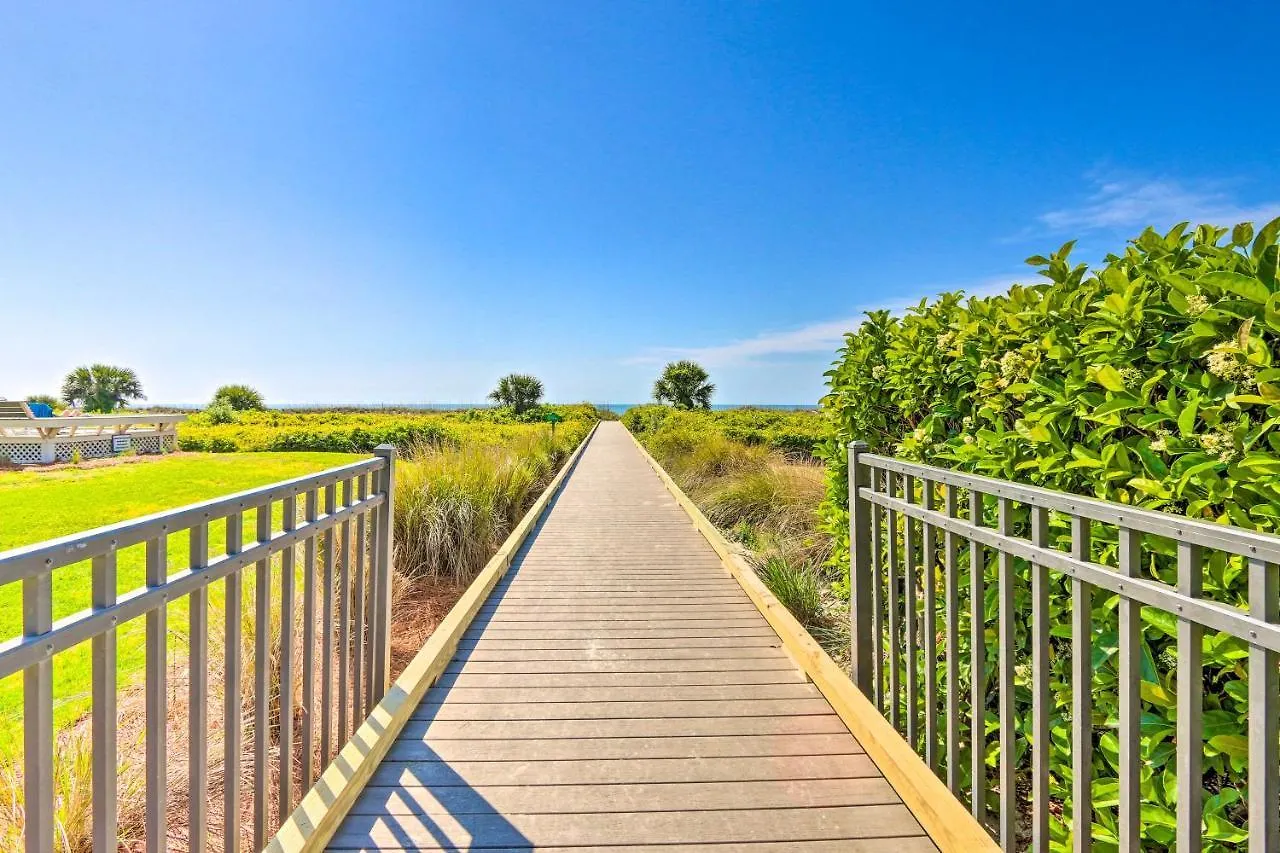 Coastal With Pool And Direct Access! Apartment