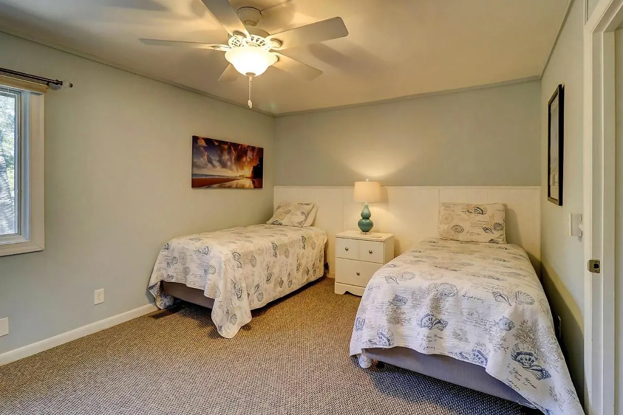 Ocean Villas Deluxe - Oceanfront - Steps To Beach - Great Location - Heated Pool April * Hilton Head Island