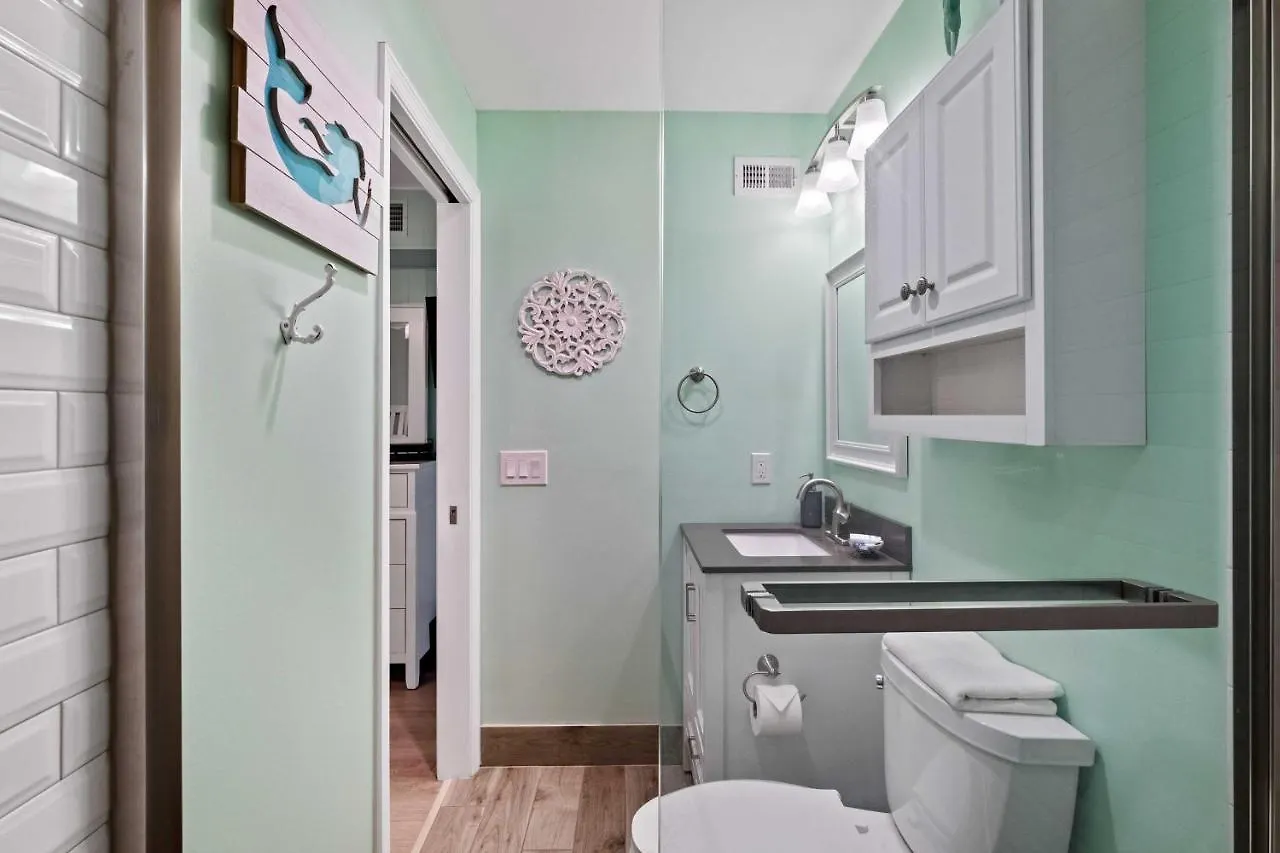 Apartment With Prime Location Walk To And Coligny!