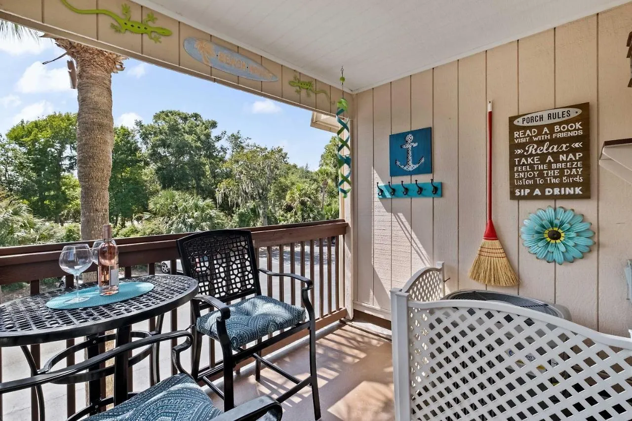 Apartment With Prime Location Walk To And Coligny! *