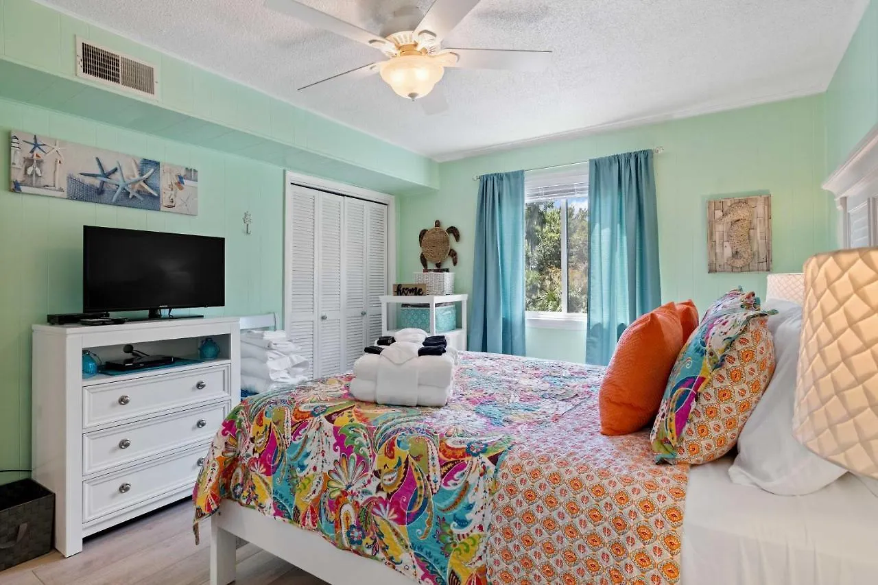 With Prime Location Walk To And Coligny! Apartment Hilton Head Island