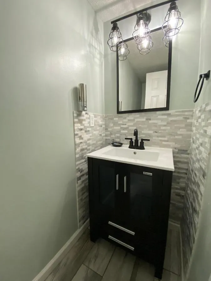 Villa Hhi Homes- Newly Renovated Cozy Modern Pet-friendly Villa-ideal Location