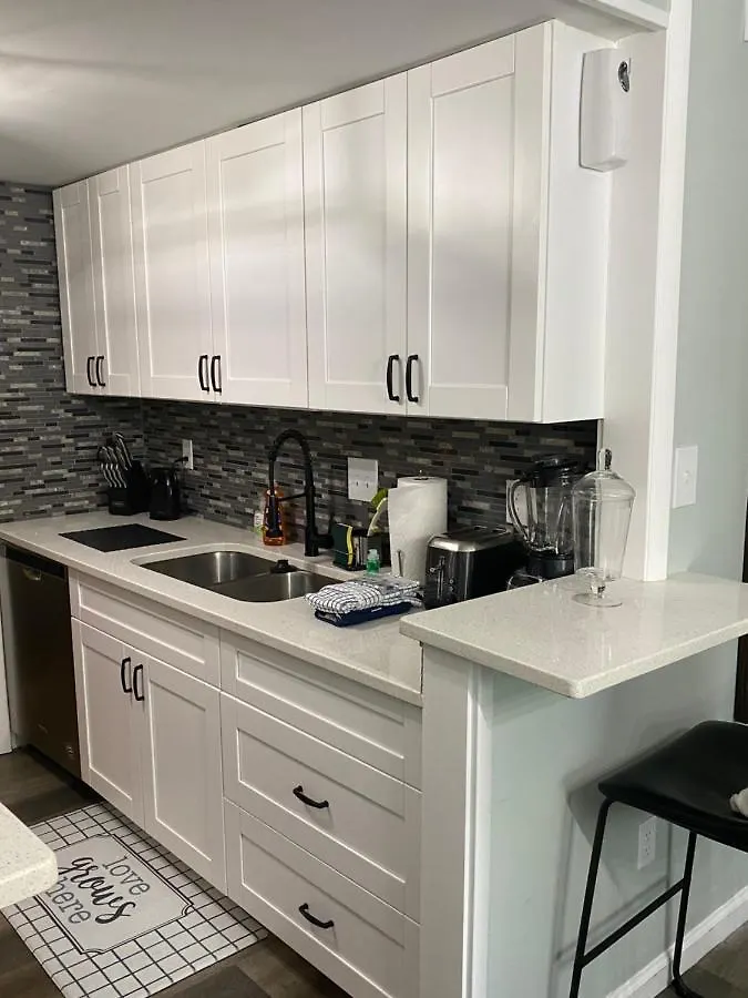 Villa Hhi Homes- Newly Renovated Cozy Modern Pet-friendly Villa-ideal Location