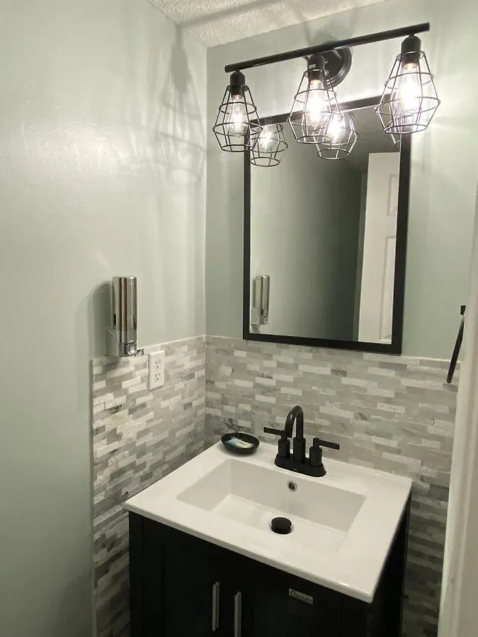 Villa Hhi Homes- Newly Renovated Cozy Modern Pet-friendly Villa-ideal Location