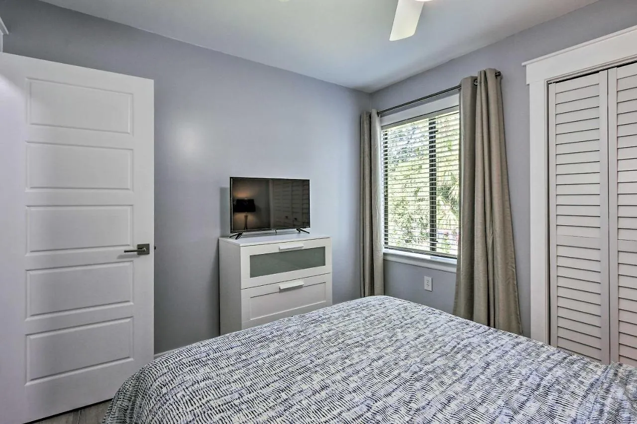 Hilton Head Tropical Walk To Coligny Beach! Apartment Hilton Head Island