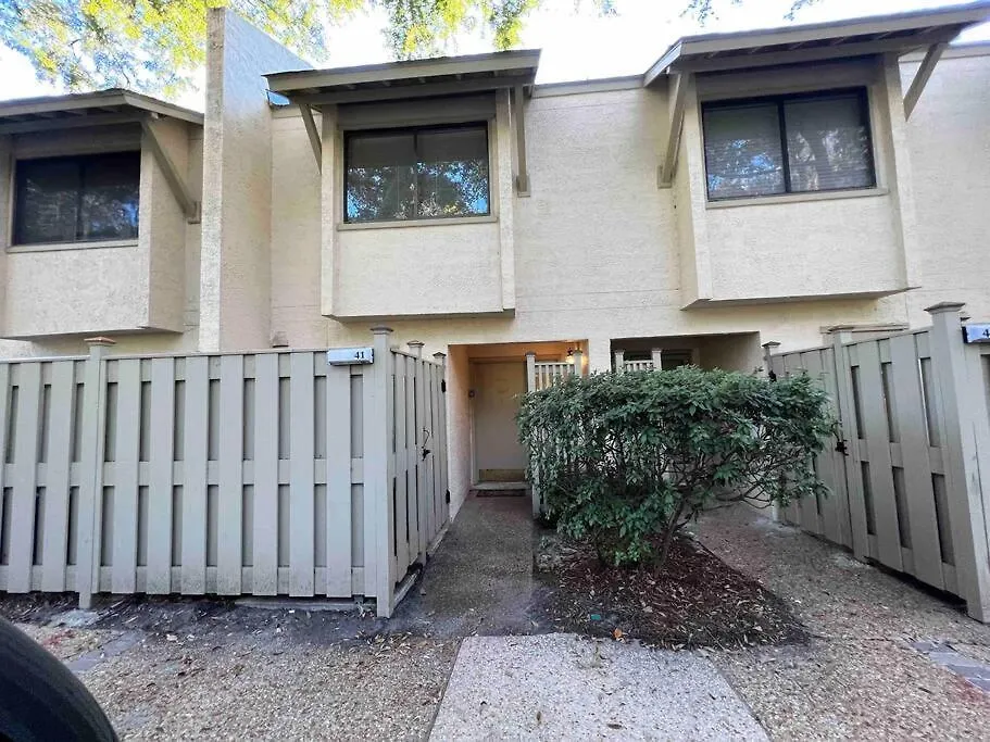 Spacious, Cozy W/parking In Coligny *