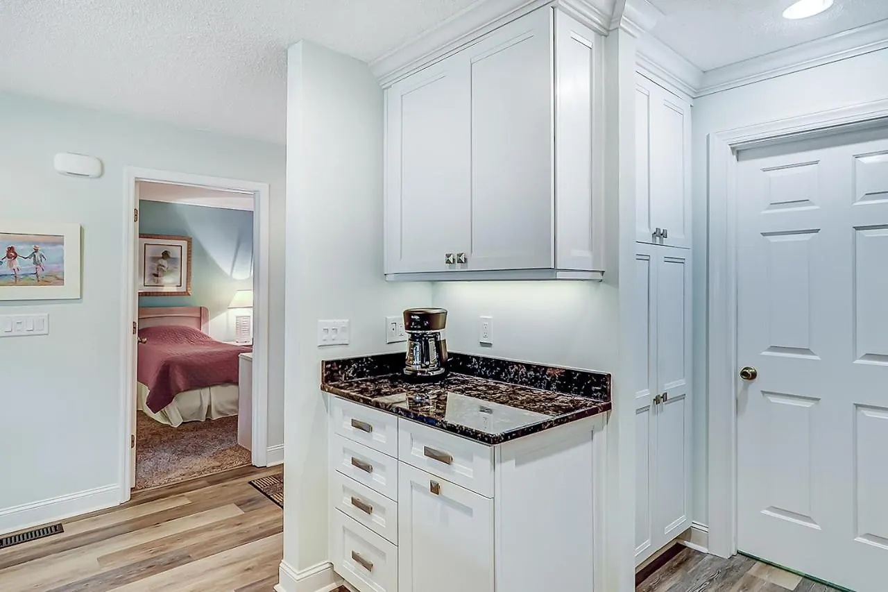 Colonnade Club 179 Apartment