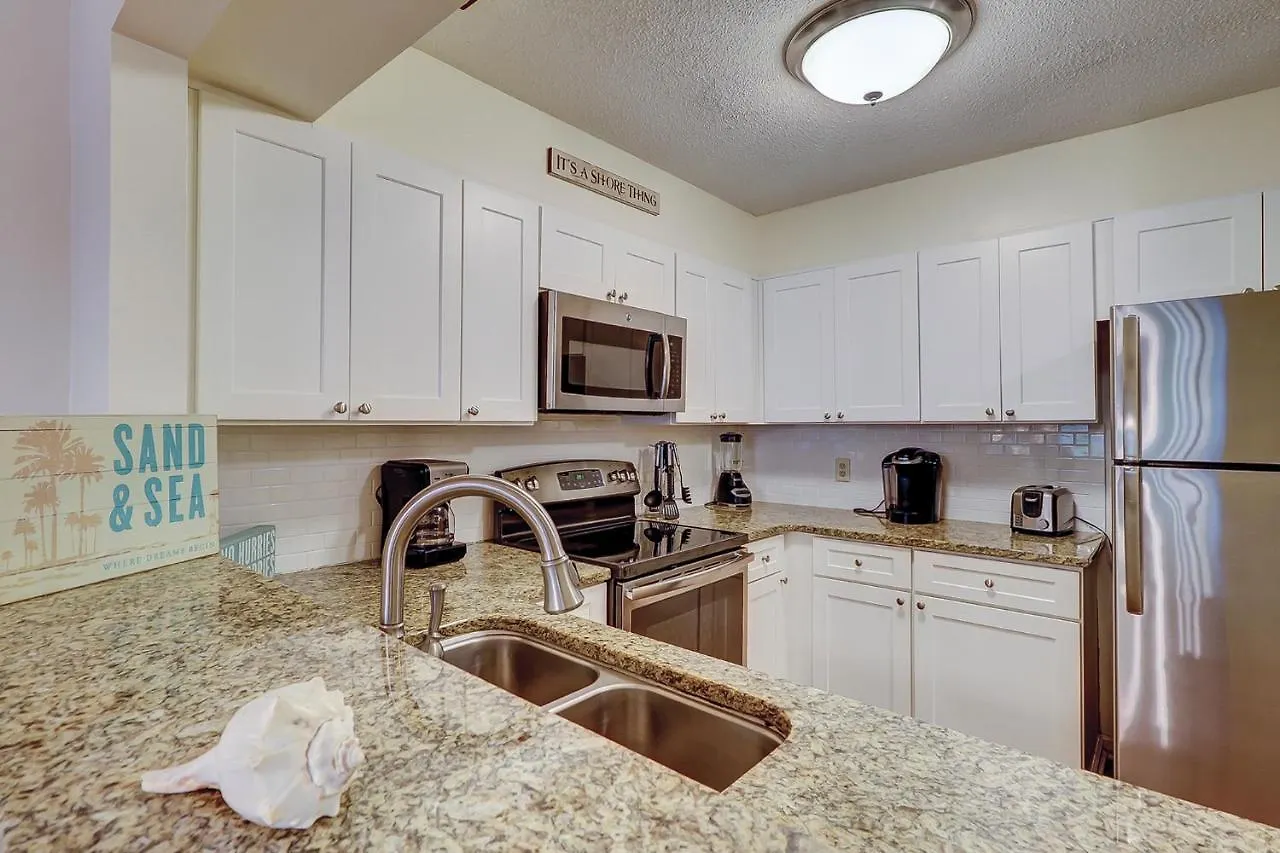 First Floor Flat Near Parking King Bed Two Twins Bikes & Gear Included Hilton Head Island