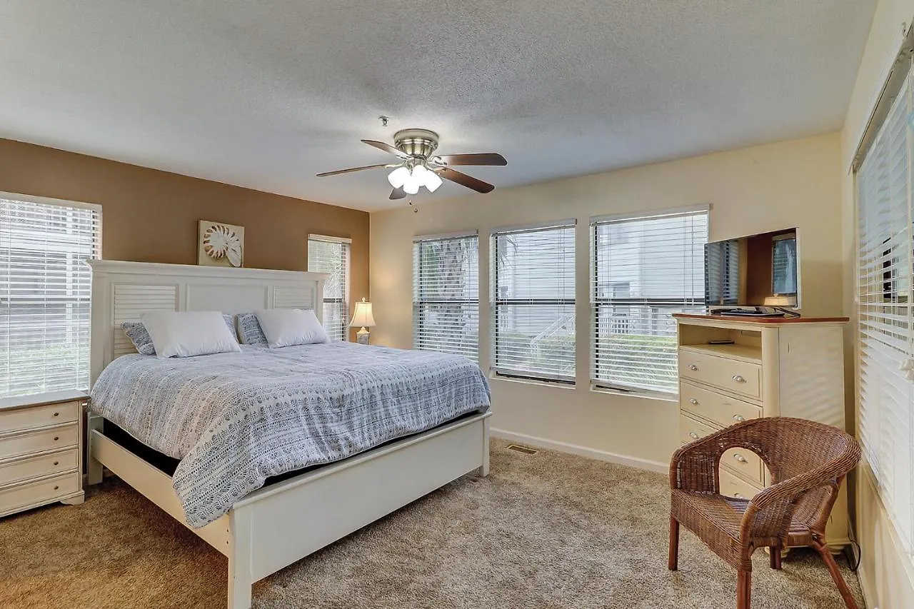 Holiday home First Floor Flat Near Parking King Bed Two Twins Bikes & Gear Included Hilton Head Island