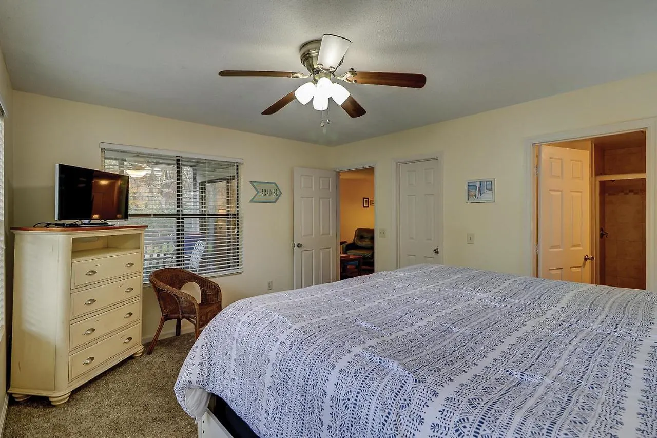 Holiday home First Floor Flat Near Parking King Bed Two Twins Bikes & Gear Included Hilton Head Island