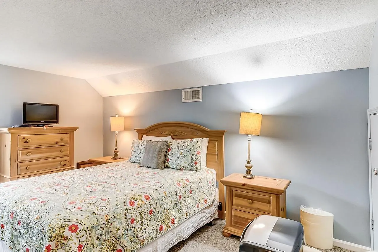 4 Bed 2 Bath In Queens Grant 公寓