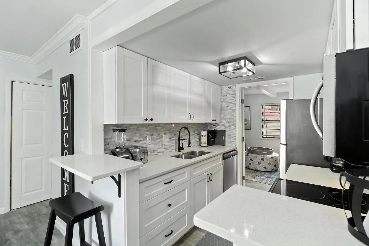 #49 Cheerful 2 Bdr With Pool & Assigned 2 Parking *
