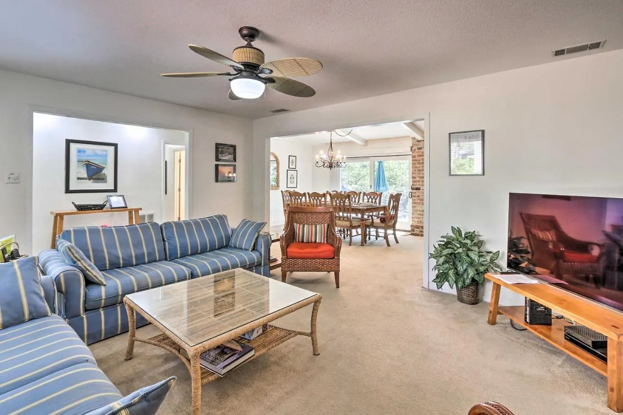 Family-friendly Hilton Head Home, Walk To Beach! Holiday home *