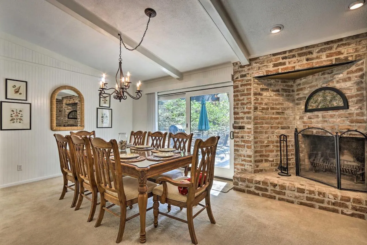Family-friendly Hilton Head Home, Walk To Beach! Holiday home *