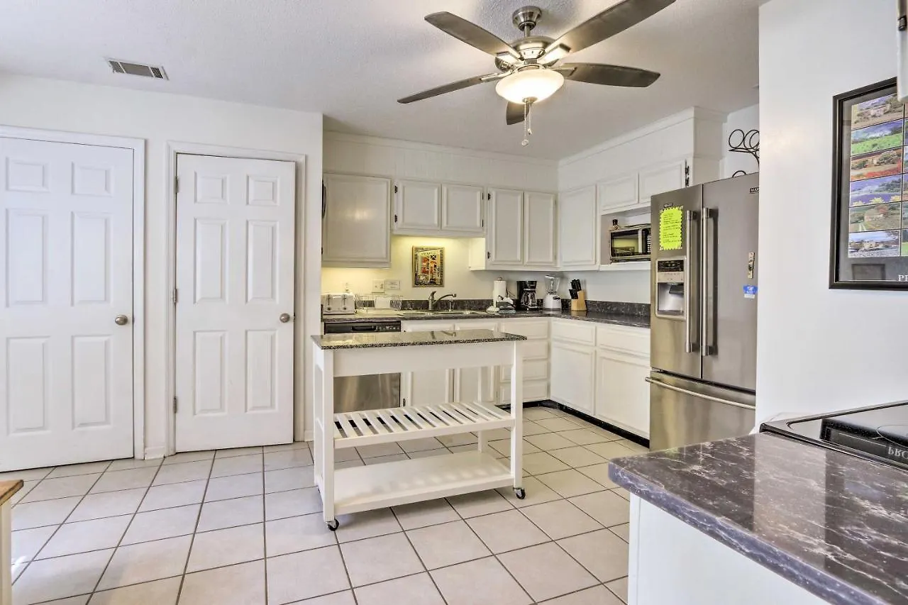 Family-friendly Hilton Head Home, Walk To Beach! Holiday home *