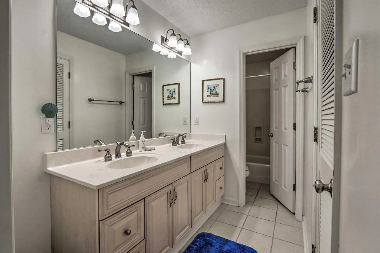 Family-friendly Hilton Head Home, Walk To Beach! Holiday home Hilton Head Island