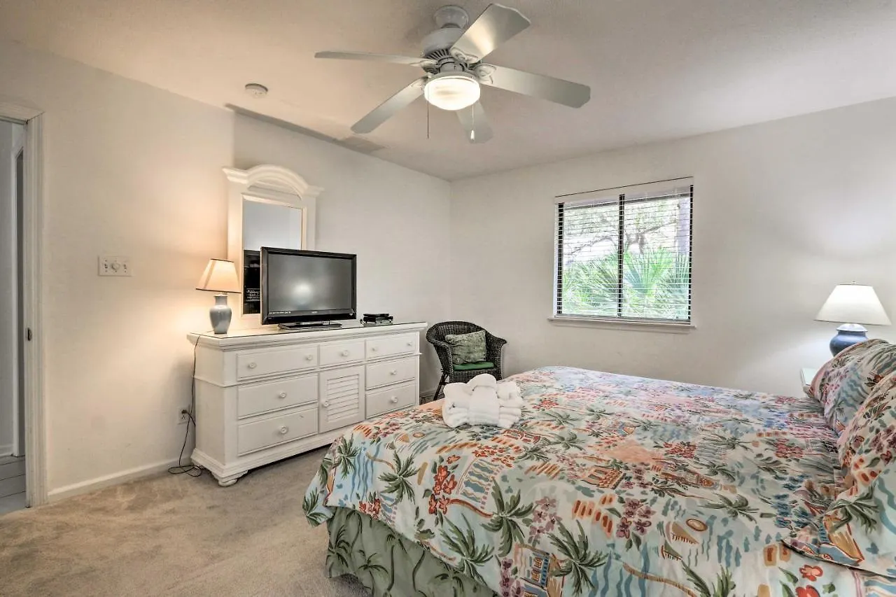 Family-friendly Hilton Head Home, Walk To Beach! Holiday home