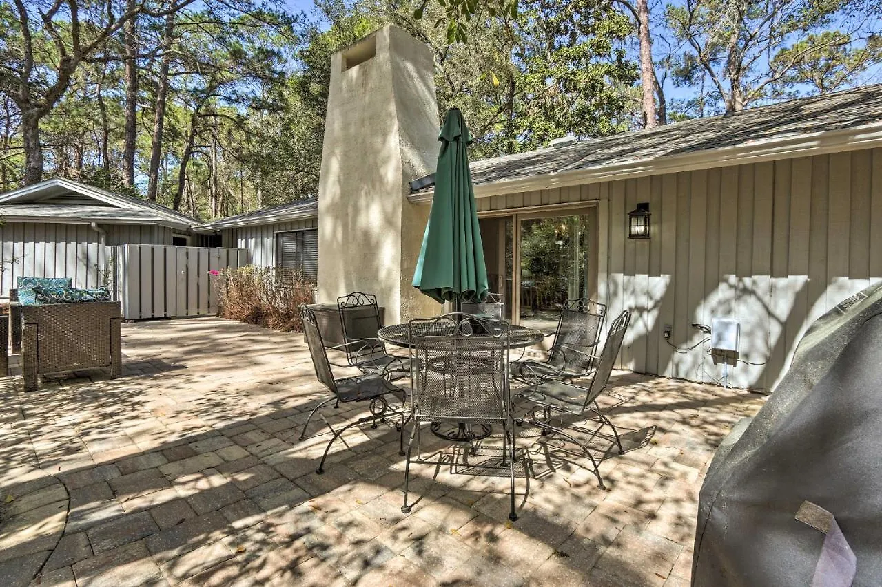 Family-friendly Hilton Head Home, Walk To Beach! Holiday home