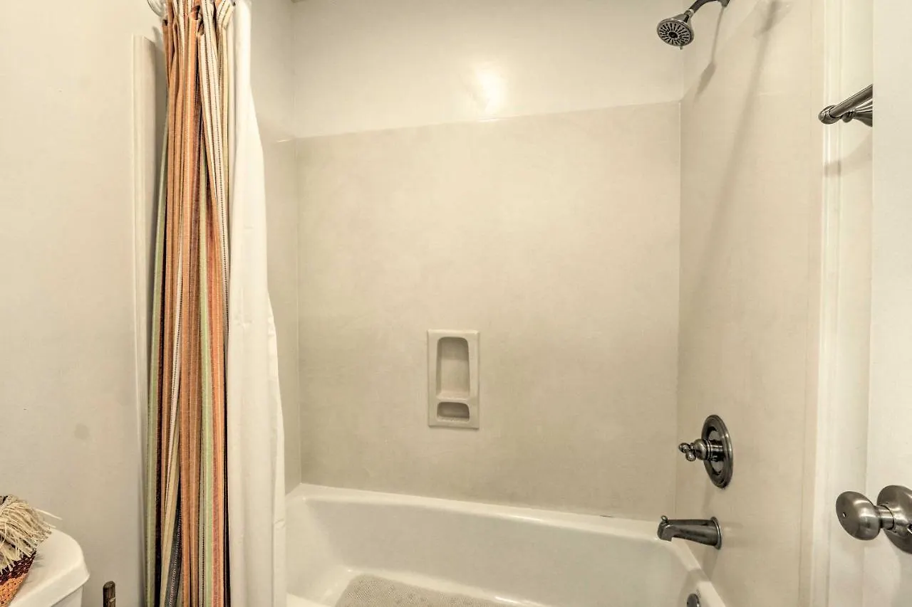 Family-friendly Hilton Head Home, Walk To Beach! Holiday home Hilton Head Island