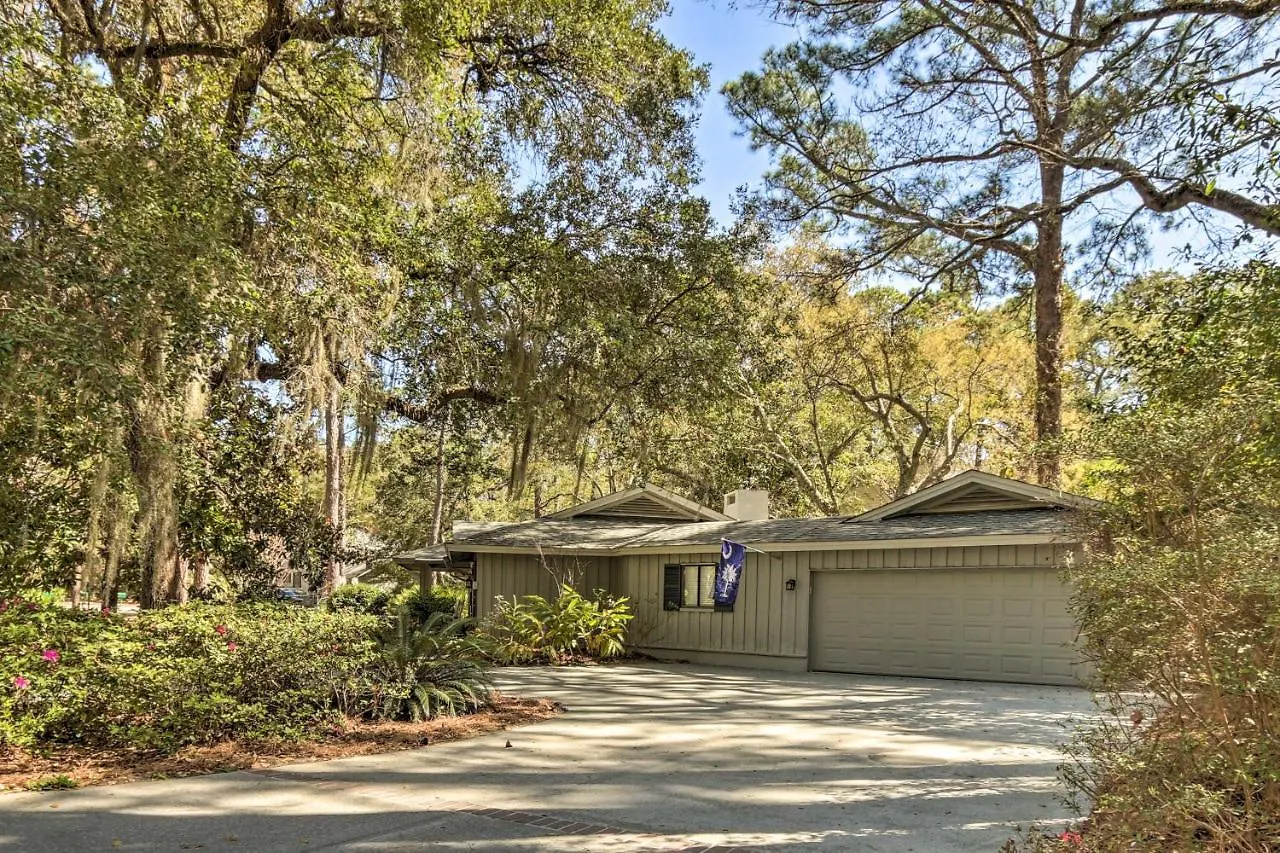 Family-friendly Hilton Head Home, Walk To Beach! Holiday home