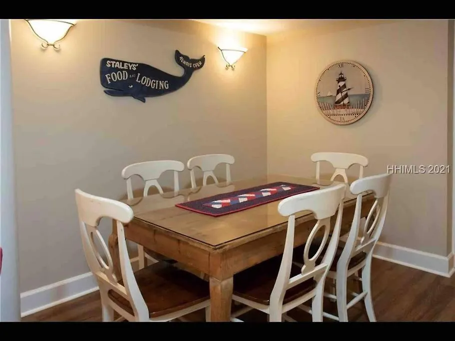 In The Heart Of Harbour Town 2br 2ba Pool Access Close To *
