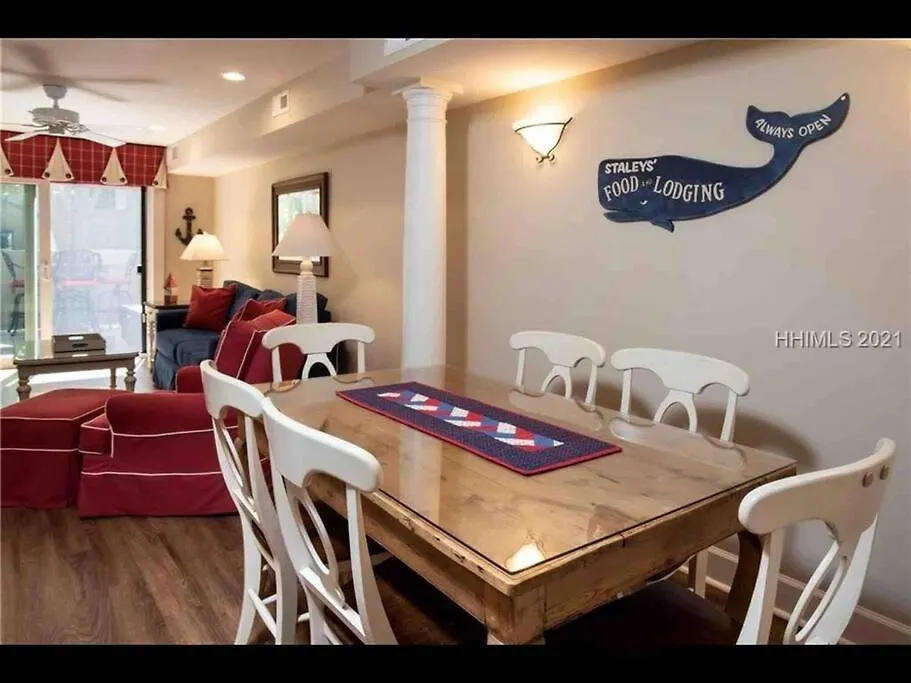 In The Heart Of Harbour Town 2br 2ba Pool Access Close To Hilton Head Island
