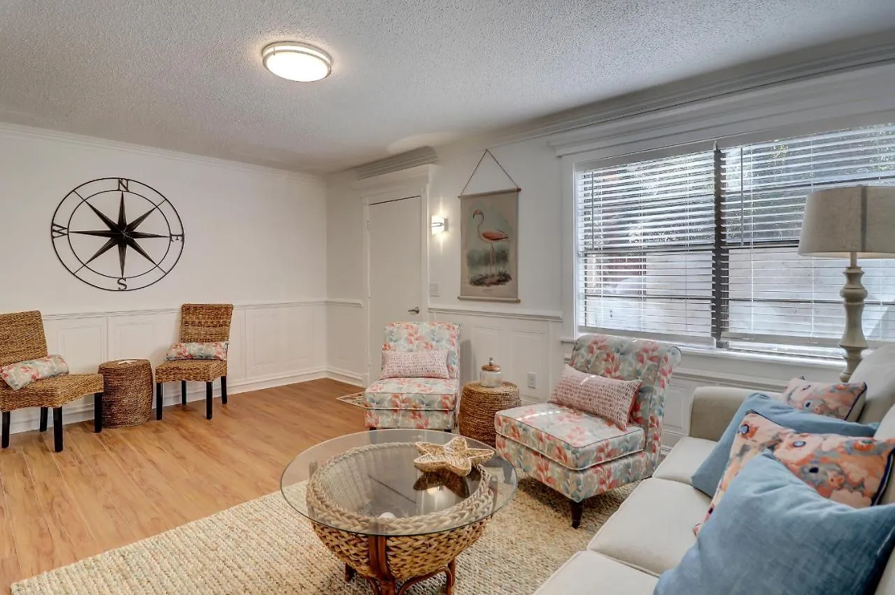 #114 Colorful Charming 2bdr/2 Parking