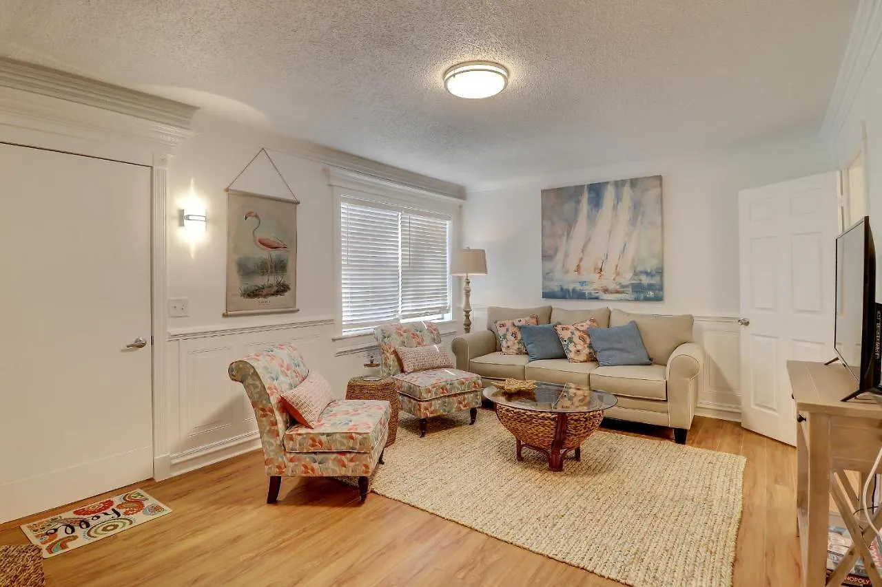 #114 Colorful Charming 2bdr/2 Parking Holiday home Hilton Head Island