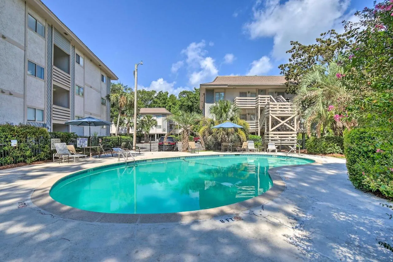 Apartment Convenient With Pool!