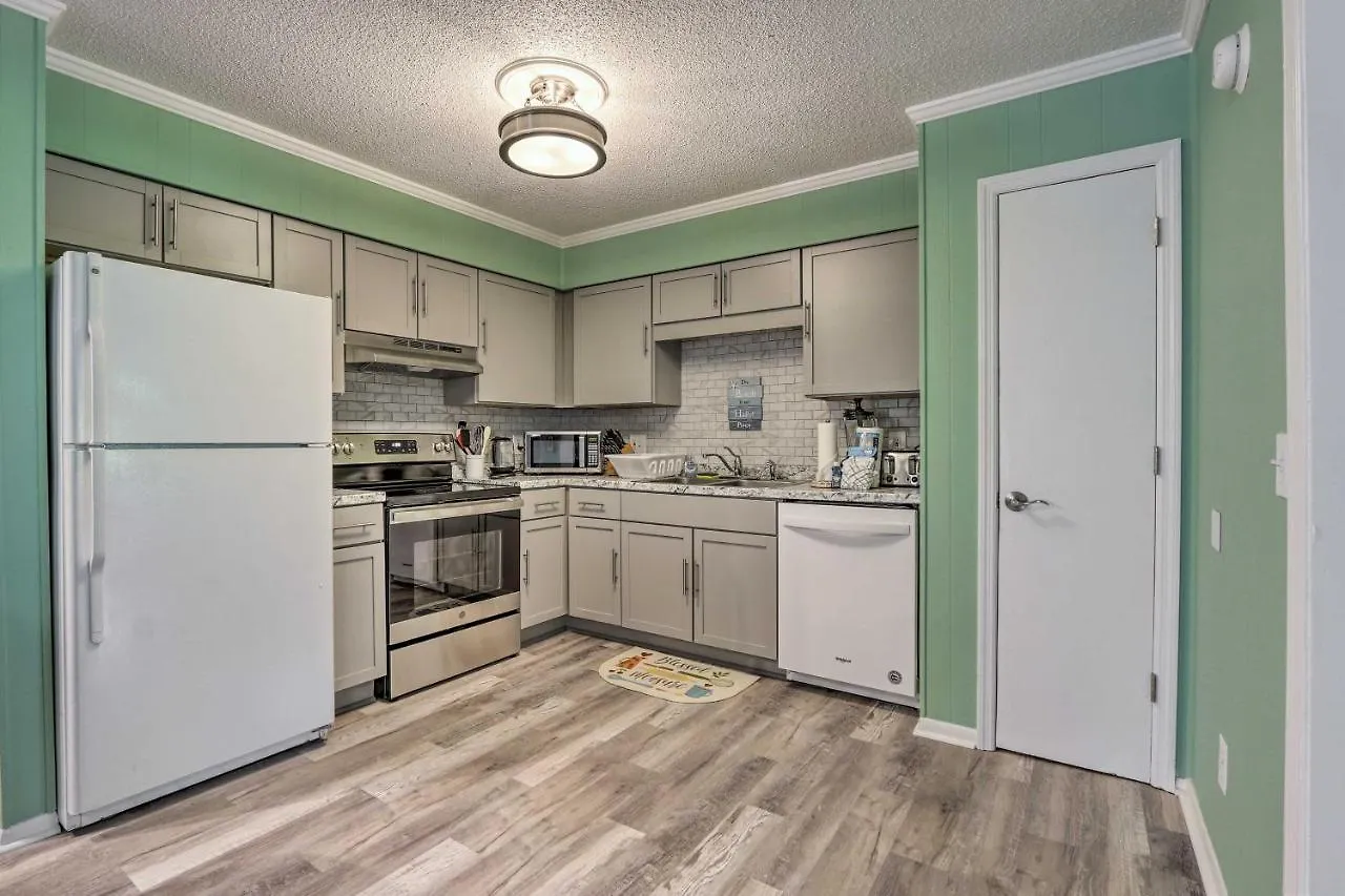 Convenient With Pool! Apartment